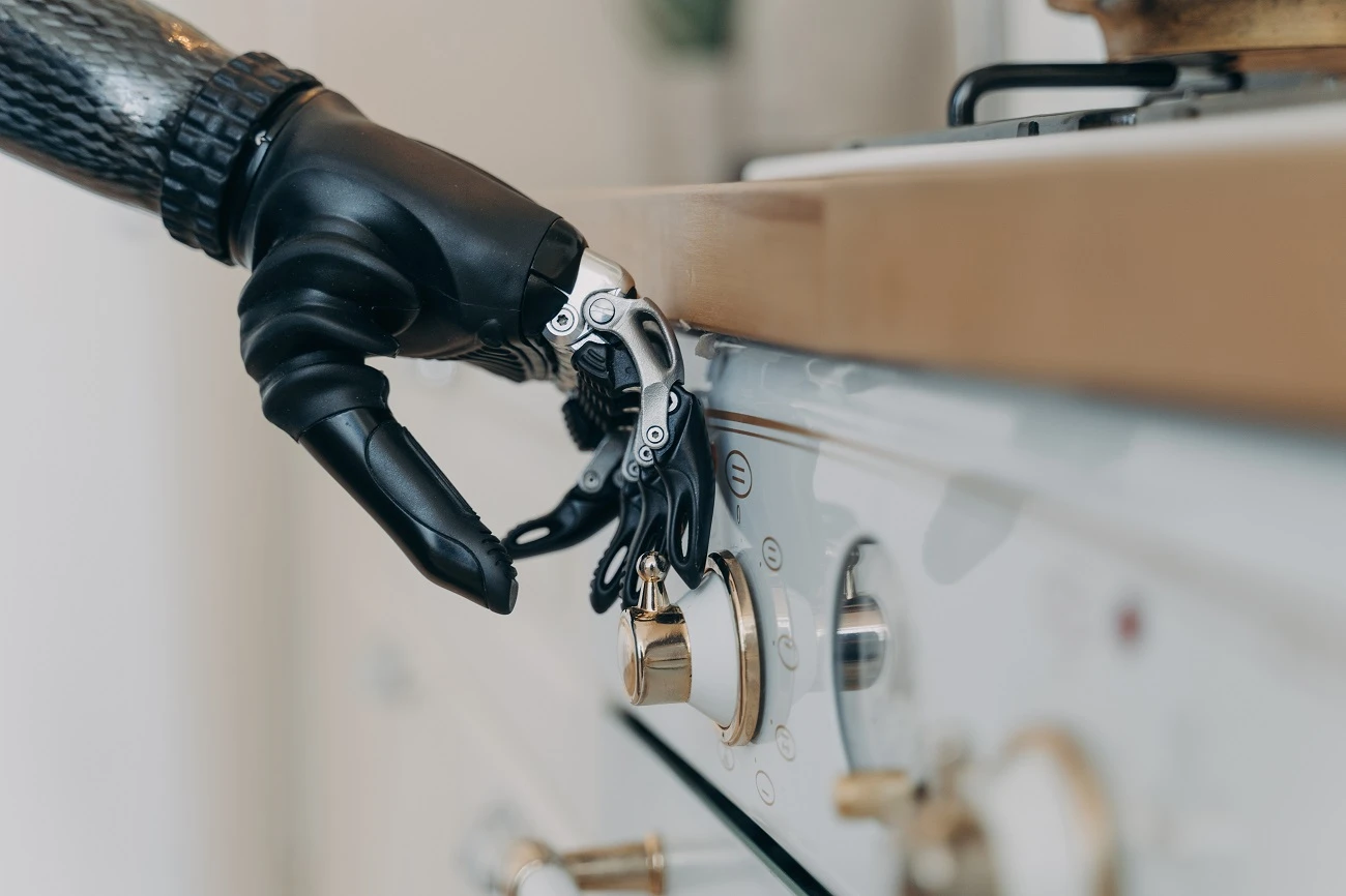 specialized kitchen tools for amputees