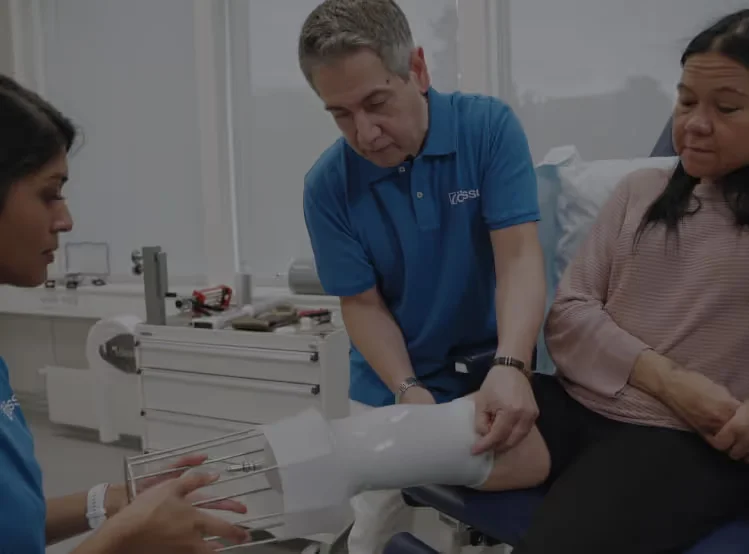 two doctors install a prosthesis for a woman.