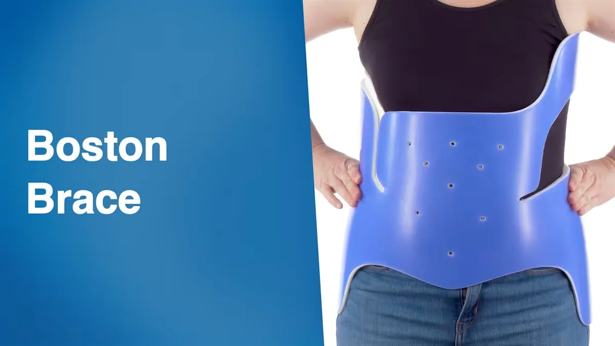 Persona que lleva un corsé ortopédico azul de Boston para soporte de la columna vertebral sobre una camiseta de tirantes negra y vaqueros.