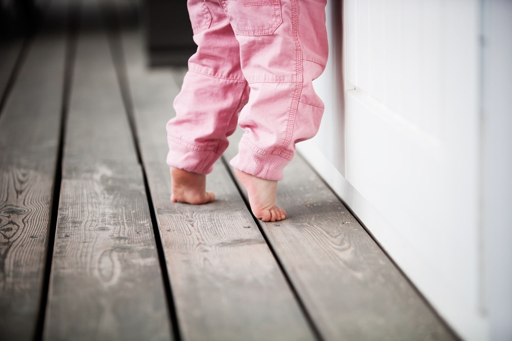 walk on toes